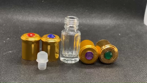 ขวด 3 มล.(50ใบ) ขวดแก้วหกเหลี่ยม ลูกกลิ้งพลาสติก + ฝาทองหัวพลอย (คละสี)