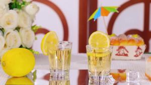 Bride and Groom Glasses 2 Pieces Ring Finger Wedding Wine Glasses Funny Bride Wine Glass 2 oz Wine Glasses Mr and Mrs Engagement Gifts Stemless Wine Glass for Newlyweds Couples