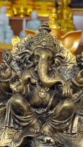 พระพิฆเนตร ประทับบนดอกชะบาปางประทานพร มี 4 กร พระพิฆเนศ สำเร็จสมหวังร่ำรวย ความสุข การงานราบรื่น