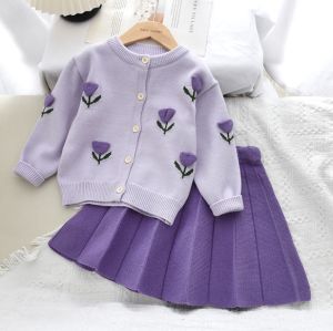 ชุดเสื้อกันหนาวแบบถักคาร์ดิแกนแขนยาวสำหรับเด็กผู้หญิงเซ็ตสองชิ้นเสื้อคาร์ดิแกนแขนยาวลายดอกไม้กระโปรงสั้นฤดูใบไม้ร่วงและฤดูหนาว