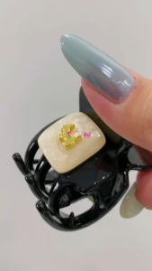 Kẹp tóc dáng mini đính mặt vuông phong cách sang trọng Hàn Quốc Modleaf Noir Charm Clip