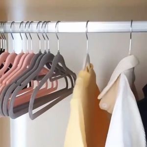 ไม้แขวนเสื้อผ้า Flocking ขนาด 42-46 ชั้น เป็นเสื้อผู้ใหญ่ สีขาววัสดุ