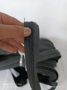 Seleting Coil / Daun Resleting Plastik Hitam No 5