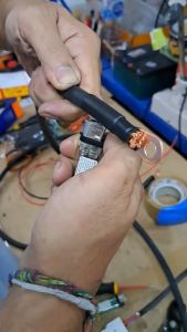 สายไฟแบตเตอรี่ เบอร์ 35 พร้อมหางปลาทองแดง 100A หนาอย่างดี สำหรับใช้งานแบตเตอรี่ที่ใช้กระแสมาก อินเวอร์เตอร์ทั่วไป สายไฟชนิดสายอ่อน 35sq.mmแกนสายไฟเป็นทองแดงฝอย ฉนวนสีดำ อย่างหนา ปลายสายไฟทั้ง 2ด้าน ประกอบด้วยหางปลาทองแดง เบอร์ 100A อย่างหนา หุ้มด้วยท