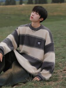 เสื้อสเวตเตอร์ถักคอปกกลมแขนยาวทรงหลวมสำหรับผู้ชาย ฤดูใบไม้ร่วง/ฤดูหนาว เสื้อคลุมกันหนาวแบบลำลอง ลายทางปัก ผ้าฝ้ายผสม