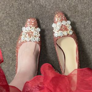 รองเท้าแต่งงานสีแดงฝรั่งเศส รองเท้าแต่งงานสุดหรูสำหรับผู้หญิงในช่วงฤดูร้อนปี 2024 ทรงหัวเหลี่ยม พื้นยาง หนัง PU รองเท้าส้นสูงแบบสวมหัวแบน