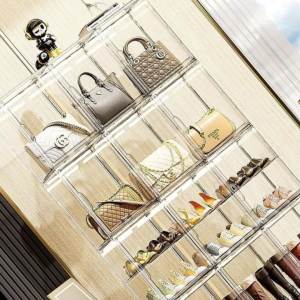 ตู้โชว์กระเป๋า กล่องใส่โมเดล ติดตั้งง่าย พับเก็บได้ มีหลายช่องเก็บ ประตูแม่เหล็ก แข็งแรงทนทาน กันน้ำกันแดด กล่องใส