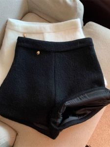 Quần Short Len Đen Cho Nữ 2025 Thu Đông Mới Ngoài Trời Phong Cách a Quần Ba Lê Dày Cạp Cao Quần Short Len