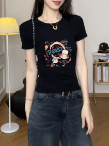 เสื้อยืดแขนสั้นผ้าฝ้ายสีดำสไตล์ย้อนยุคสไตล์อเมริกันสำหรับผู้หญิง 2025 ฤดูร้อนใหม่ ดีไซน์เก๋ไก๋ ลำลอง ใส่ไปทำงาน แขนสั้น ปกติ