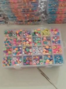 24 Grid Smiley Huruf Manik-manik Kotak Set DIY Mainan manik edukasi anak/ DIY Meronce Kalung Gelang Anak Elastis Tali Alat Set DIY Kerajinan Bahan Akrilik Alfabet Manik-manik Kit