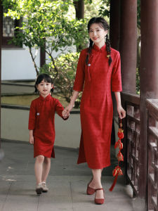 ชุดกี่เพ้าลายดอกไม้สไตล์จีนสำหรับครอบครัว ชุดเด็กผู้หญิง ชุดราตรีย้อนยุคสีแดง เสื้อผ้าเด็ก เสื้อผ้าเด็ก ชุดแฟชั่น