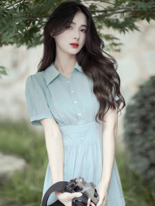 ชุดเดรสคอโปโลแขนสั้นทรงเอเอวสูงสีฟ้าสดใสสำหรับผู้หญิงในฤดูร้อน 2023 ชุดเดรสยาวสไตล์ฝรั่งเศสที่สง่างามและสง่างาม