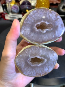 couple agate with white quartz crystal shine and nice raw stone 对洞玛瑙✅原矿黄原皮💯天然亮晶白水晶结晶 边部黄幽灵共生边👍 (如定制实木底座另加RM35)  高height: 5.5cm  宽width: 7cm  重weight: 0.4kg