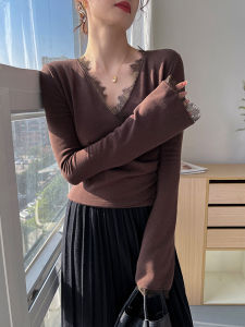 เสื้อยืดคอกลมแขนยาวผู้หญิง 2025 ฤดูใบไม้ผลิและฤดูใบไม้ร่วง ผ้าลูกไม้ตัดเย็บแบบใหม่ ความรู้สึกหรูหรา ใส่ด้านนอก คอต่ำ