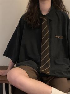 เสื้อเชิ้ตคอโปโลสีดำแขนสั้นสไตล์ย้อนยุคสไตล์อเมริกันสำหรับนักเรียน ทรงหลวม ผ้าฝ้ายผสม ทรงหลวม ทรงหลวม ทรงหลวม