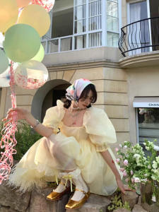 ชุดเดรสเจ้าหญิงออร์แกนซาสไตล์เก่าแบบฝรั่งเศสพร้อมคอเตี้ยแบบสี่เหลี่ยมและกระโปรงสั้นสําหรับงานเลี้ยงวันเกิดฤดูร้อน