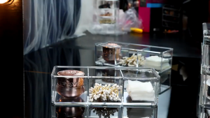 Acrylic Perfume Fragrance Rack Shelves Cosmatic Display Stand Glasses Decoration Bathroom 亚克力透明桌面简易收纳架香水化妆品置物架