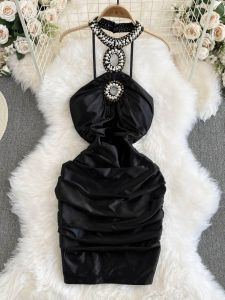 ชุดเดรสผ้าซาตินคอวีแขนกุดเอวสูงทรงเอเข้ารูปสำหรับฤดูร้อนปี 2025 สำหรับผู้หญิง เดรสยาวปานกลางแบบเกาะอกประดับลูกปัด