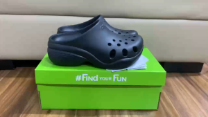 Dép sục nhựa crocs chuẩn xịn chống hôi chân đi mưa lội nước đi biển. Crocs Aura đúc liền khối đế cao 5cm cho nữ màu đen