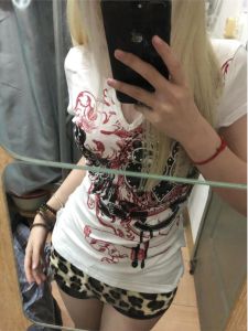 American Y2K Design V-Neck Short Sleeve T-Shirt Womens Summer Pure Desire Slim Fit Short Printed Sweet And Spicy Top