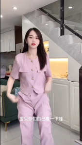 ชุดเซ็ต2ชิ้น เสื้อครอปสูท แขนสั้น คอปก กระดุมหน้า แต่งกระเป๋าหลอก + กางเกงขากระบอกใหญ่ เอวยางยืดหลัง ซิปหน้ากระดุม กระเป๋า2ข้าง ชุดทำงาน #10305