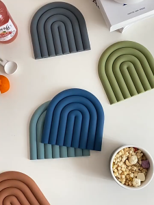 1PC Rainbow Silicone Table Mat Coaster Hot Dishes Potholder Placemat Heat Resistant Pot Holders Multipurpose Non-Slip Hot Pads for Kitchen Potholders Silicone Trivets for Pot Pan Protectors Coasters
