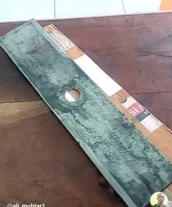potong rumput panjang 38x7cm lubang 1 inci 4 mata pisau bisa dibalik mudah diasah Bahan baja seperti di foto produk..   Bahan lebar 12cm .. Dipotong kanan kiri mnjadi 8 sampai 9cm .. Untuk memastikan produk aman dari retak.   Proses lubang⭕ dengan bubut..