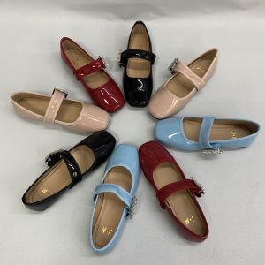 รองเท้าส้นแบนหัวเหลี่ยมสไตล์เกาหลีแฟชั่นสำหรับผู้หญิง สายรัดหัวเข็มขัดประดับเพชร พื้นยาง รองเท้าลำลอง