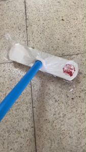 แปรงขัดพื้นขนทองเหลือง 120 ซม. (คละสี) - Vmop