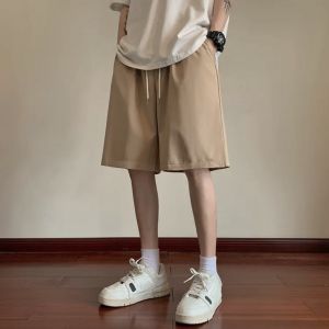 กางเกงขาสั้นผู้ชายเป็นทางการแนวโน้มเย็นและระบายอากาศดี สไตล์สตรีททรงหลวม การสบายสามารถใส่เล่นกีฬาได้