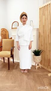 ชุดปฏิบัติธรรมคอจีนแขนสามส่วนผ้าฝ้ายญี่ปุ่นสีขาวนวล เสื้อคอจีนทรงจิตรลดา/ผ้าถุงเอวยางยืดมีซับในและกางเกงขายาวเอวยางยืด ผ้านิ่ม ใส่สบาย ไม่ร้อน แบรนด์ผ้าขาวดาวรุ่ง