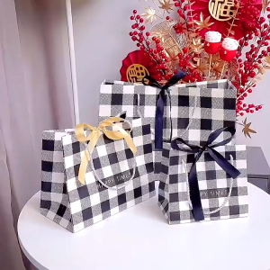 พร้อมส่ง ถุงกระดาษ ลายตาราง สก็อต Happy Time สีขาวดำ หูหิ้วเชือก+ริบบิ้น ใส่ของขวัญ ผ้าขนหนู ของรับไหว้ ถุงรับไหว้
