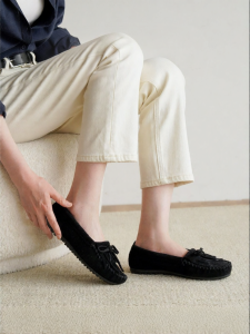 Minnetonka | Classic Fashionable Commuter Loafers With Bow and Fringe