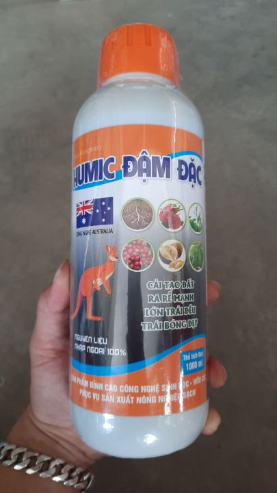 Phân bón hữu cơ HUMIC ĐẬM ĐẶC ( chai 1 lít dạng nước) giúp cải tạo đất, ra rễ mạnh, lớn trái đều, trái bóng đẹp.