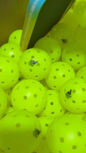 Bóng Pickleball Joola 40 lỗ tiêu chuẩn thi đấu với độ nảy ổn định và độ bền cao