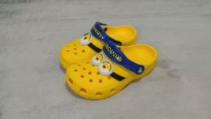 DÉP SỤC CHỐNG HÔI CHÂN CROCS IN HÌNH BÔNG TUYẾT CHO TRẺ EM TẶNG KÈM STICKERS