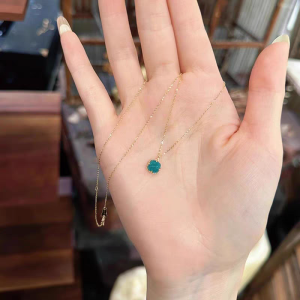 Elegant Green Mini Square Sugar Necklace for Women Delicate Fashionable Commuting Accessory Lockbone Chain Jewelry