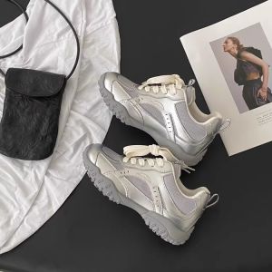 รองเท้าเดอร์ที่เพิ่มความสูงแบบหนาสำหรับผู้หญิง รองเท้าวิ่งสไตล์ย้อนยุคสไตล์ย้อนยุคแบบลำลอง รองเท้าเดอร์ที่สวมใส่สบาย ส้นสูงปานกลาง วัสดุอื่นๆ