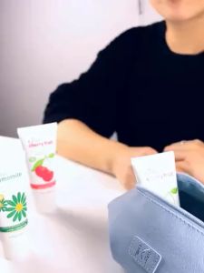 Kem Dưỡng Da Tay EZROL II Chiết Xuất Hoa Cúc La Mã Quả Cherry Tuýp Lớn 80g – Dưỡng Ẩm Sáng Da Cải Thiện Da Khô Nứt Nẻ