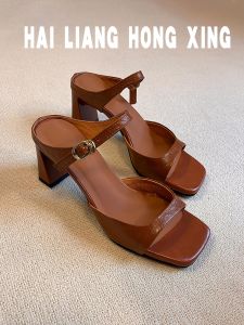 รองเท้าแตะส้นสูงแบบสวมหัวเหลี่ยมสไตล์ย้อนยุคสำหรับผู้หญิงในช่วงฤดูร้อนปี 2025 รองเท้าแตะแบบสวมหัวเหลี่ยมหนังแกะส้นหนา