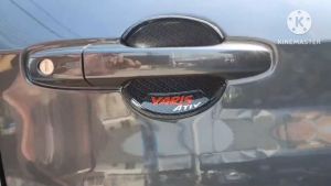 เบ้ากลม เบ้ารองมือเปิด 4 ประตู สีแคปล่า ดำด้าน ดำเงา แบบ มีโลโก้แดงสะท้อนแสง/เรียบ สำหรับ โตโยต้า ยาริส Toyota Yaris 2023 เปิดใหม่