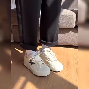 จัดส่งทันที รองเท้าผ้าใบพื้นหนาลำลองสำหรับนักเรียนหญิง แสงสว่าง ระบายอากาศได้ดี รองเท้าแฟชั่นสีขาว