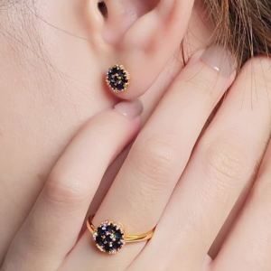 Gemondo ต่างหูเงิน 925 ชุบทอง 18K ประดับไพลิน (Blue Sapphire) และเพชร (Diamond) รูปทรงดอกไม้ : ต่างหูพลอย ต่างหูไพลิน