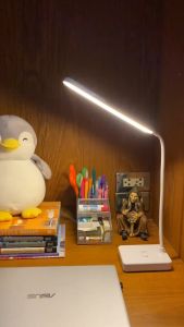 【ป้อนสายข้อมูล USB】โคมไฟตั้งโต๊ะ โคมไฟอ่านหนังสือ โคมไฟ LED ถนอมสายตา แสงสวย ปุ่มสัมผัส ไร้สาย ปรับแสงได้ 3สี หรี่แสงได้ บิดงอได้ 360องศา โคมไฟ อ่านหนังสือ โคมไฟ ไลฟ์ table lamp
