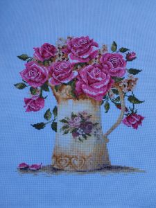 ภาพปักครอสติส แจกันดอกกุหลาบ ปักสำเร็จแล้วพร้อมใส่กรอบ บนผ้ปักครอสติส 14 count. อย่างประณีตสวยงาม ขนาด 22 × 38 cm.