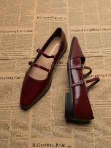 รองเท้าส้นแบนหัวแหลมสีแดงเข้มสไตล์ย้อนยุคสำหรับผู้หญิงไซส์ใหญ่ รองเท้า Mary Janes แบบสวมหัวแหลม สายรัดคู่ รองเท้าแฟชั่นฤดูใบไม้ผลิ