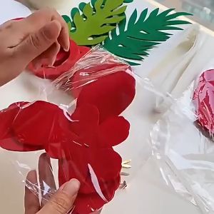 Set hoa DIY trang trí đám cưới 2 bông hoa đường kính 30cm 2 bông hoa đường kính 25cm 1 hình cô dâu chú rể 1 dây chữ HAPPY WEDDING 3 chiếc lá kẹp dán