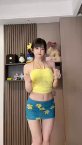 พร้อมส่ง🌼เสื้อเกาะอกลายลูกไม้ เสื้อคล้องคอปักลายดอกไม้ ใส่ได้สองแบบ สายห้อยคอหรือผูกหน้า ชุดไปทะเล สไตล์สาวซัมเมอร์