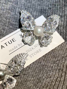 Bestella💗Bros Mutiara Kupu-kupu Kristal Mode/Bros Paduan Pin Mewah Wanita/Aksesoris Jas Pesta COD