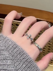 [จัดส่งในกทม]  MOYENNE แหวนเปิดแบบไขว้สไตล์พังก์สีเข้มสำหรับผู้ชาย ดีไซน์ย้อนยุค หรูหรา น้ำหนักเบา แหวนนิ้วชี้ แหวนผู้หญิง